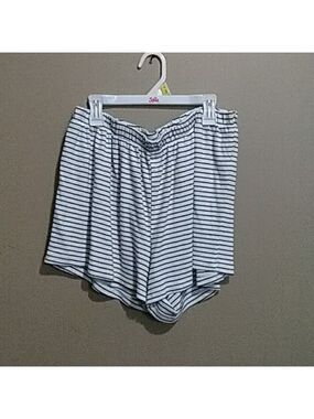 Layla shorts size large
